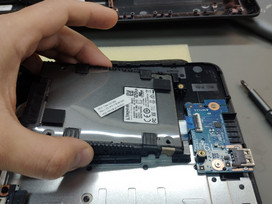 Подключаем шлейф и ставим SSD на место