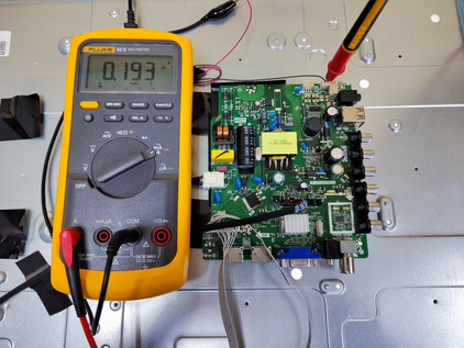 Измерение силы тока подсветки на плате TP.VST59S.PB816 после уменьшения тока